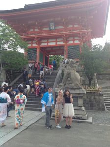 UD students at the gates of Kiyomizu temple in Kyoto